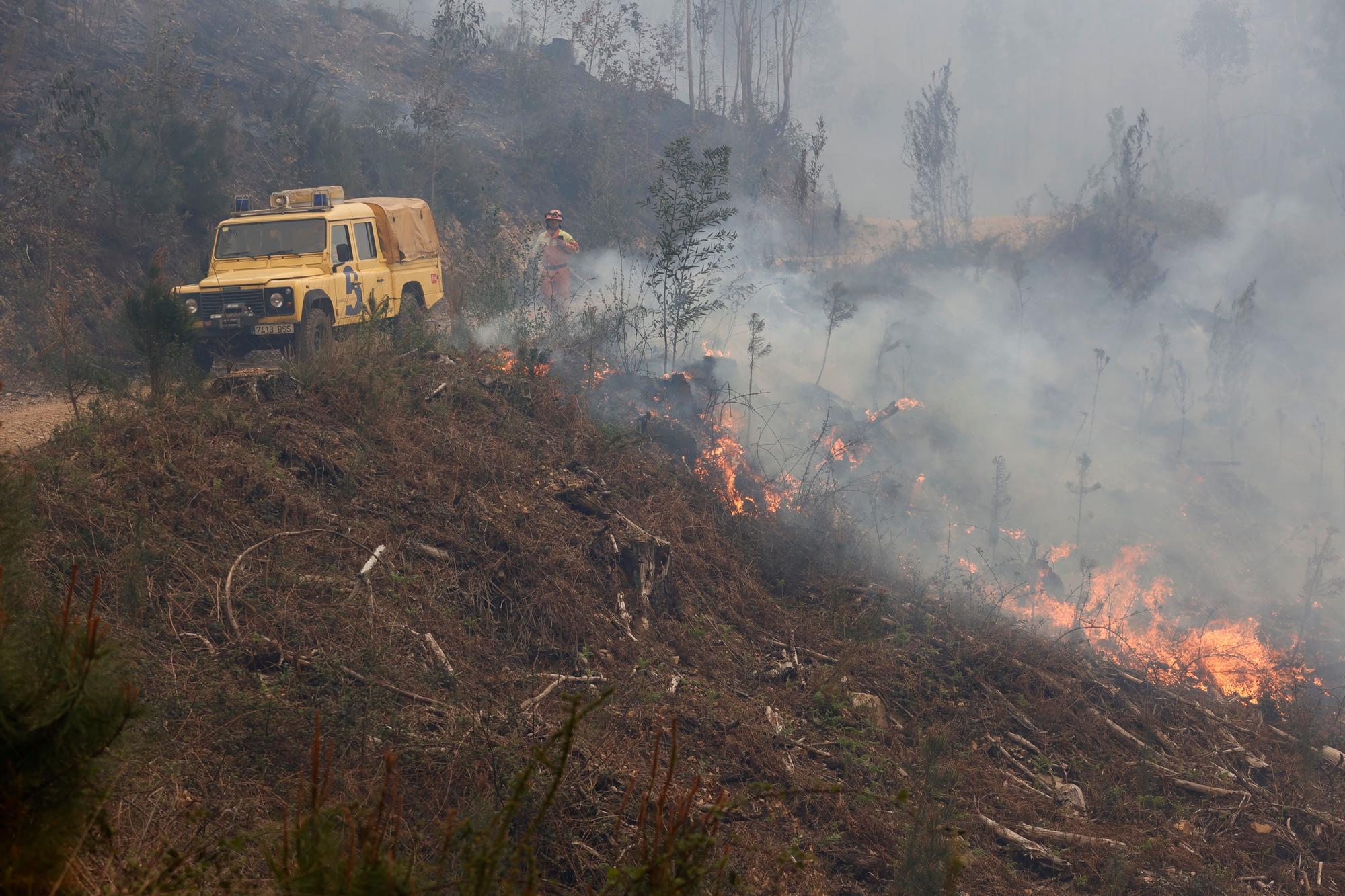 Dura lucha contra los incendios de Tineo y Valdés