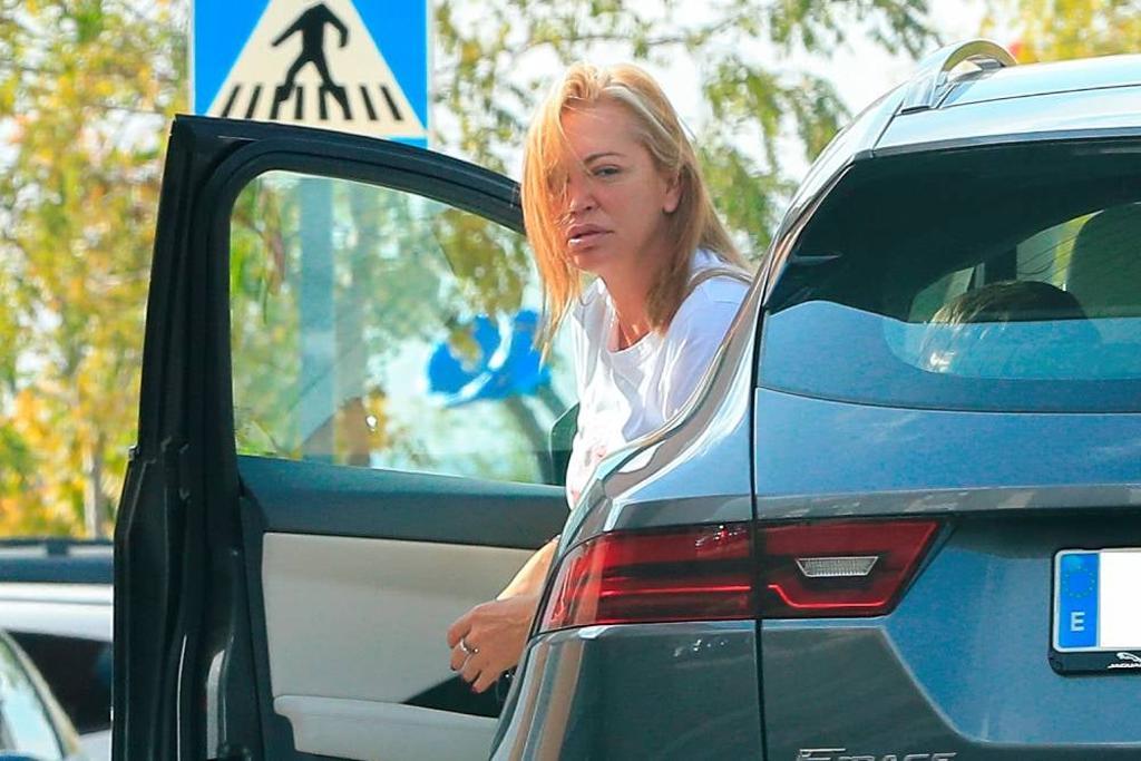 Belén Esteban saliendo de un coche
