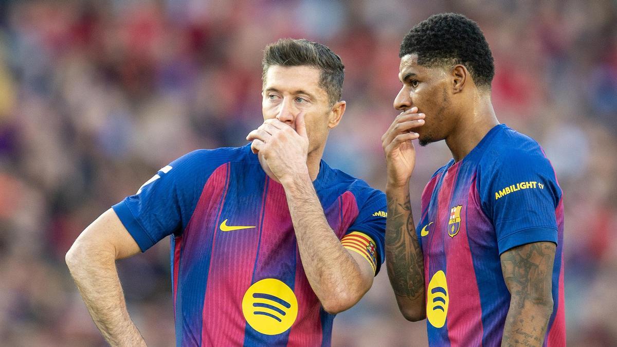 Rashford junto a Lewandowski antes de lanzar una falta contra el Mallorca en el Camp Nou