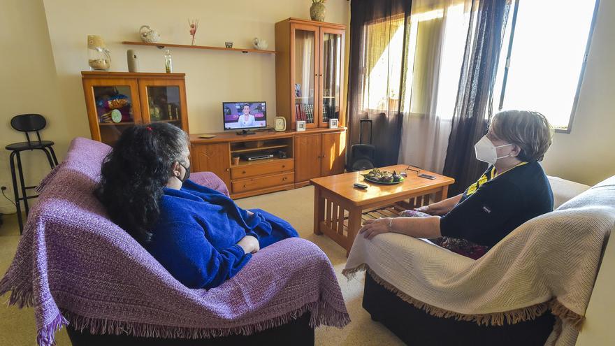 Laura García y Olga Naranjo recuperan la luz y el agua en su casa de Jinámar tras cinco años sin ellas