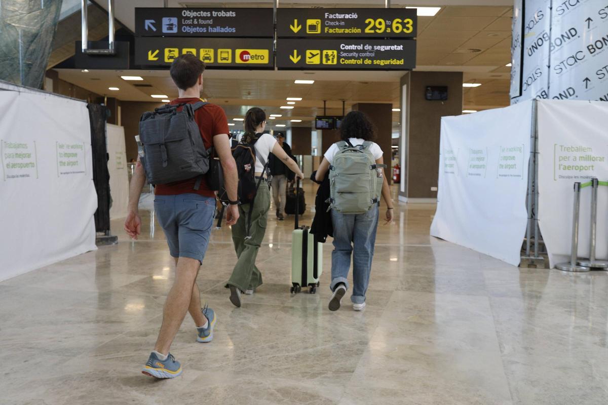 Viajeros en el aeropuerto de Valencia