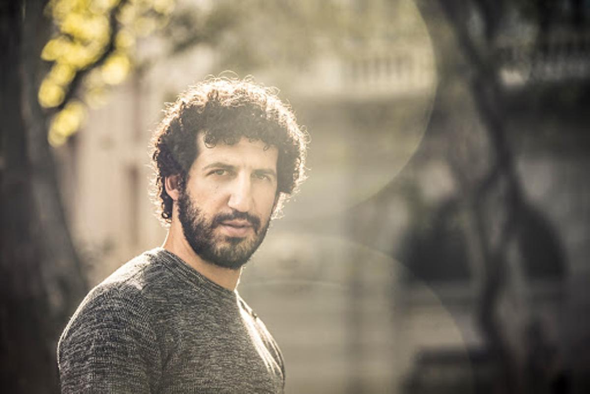 Marwán regresa con un libro de poemas el 9 de abril.