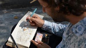 Icones de Barcelona. El dissenyador Lapin dibuixa l’emblemàtica rajola de Josep Puig i Cadafalch.