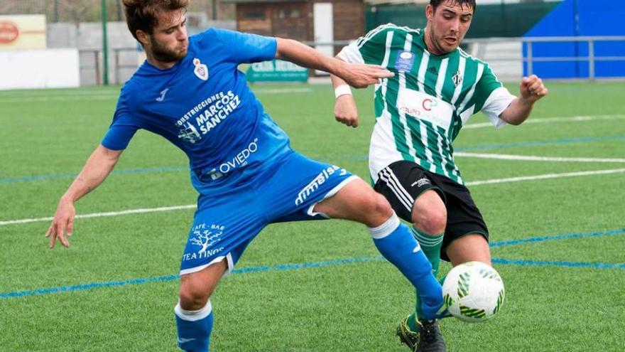 Brian pugna por un balón en el encuentro que el Lenense disputó ante el Covadonga.