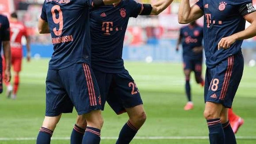 Los jugadores del Bayern celebran uno de los goles de ayer.