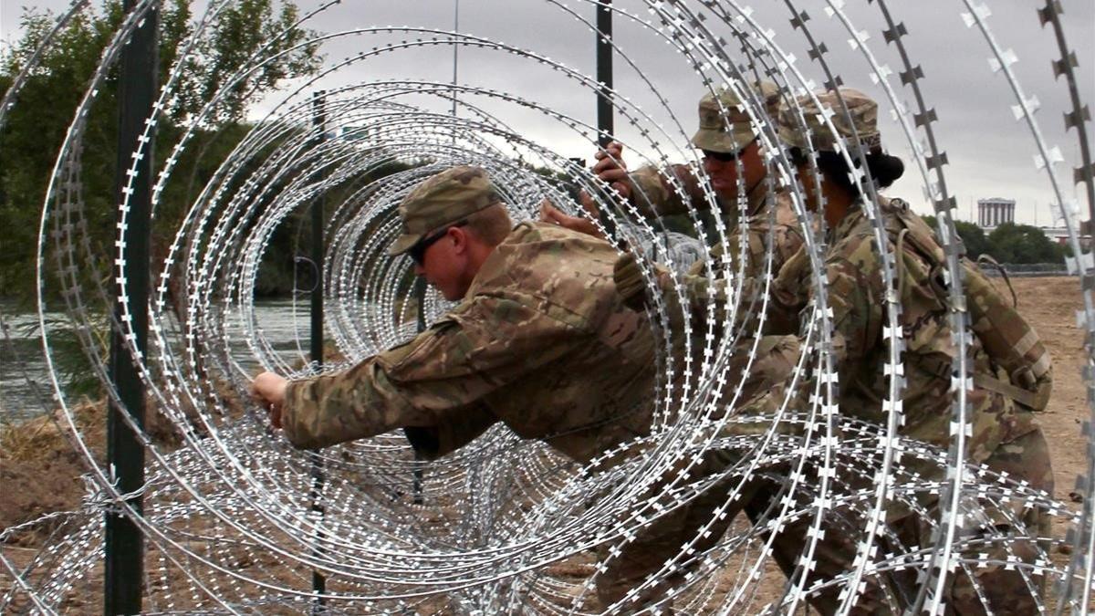 Soldados estadounidenses instalan concertinas en Laredo, Texas.