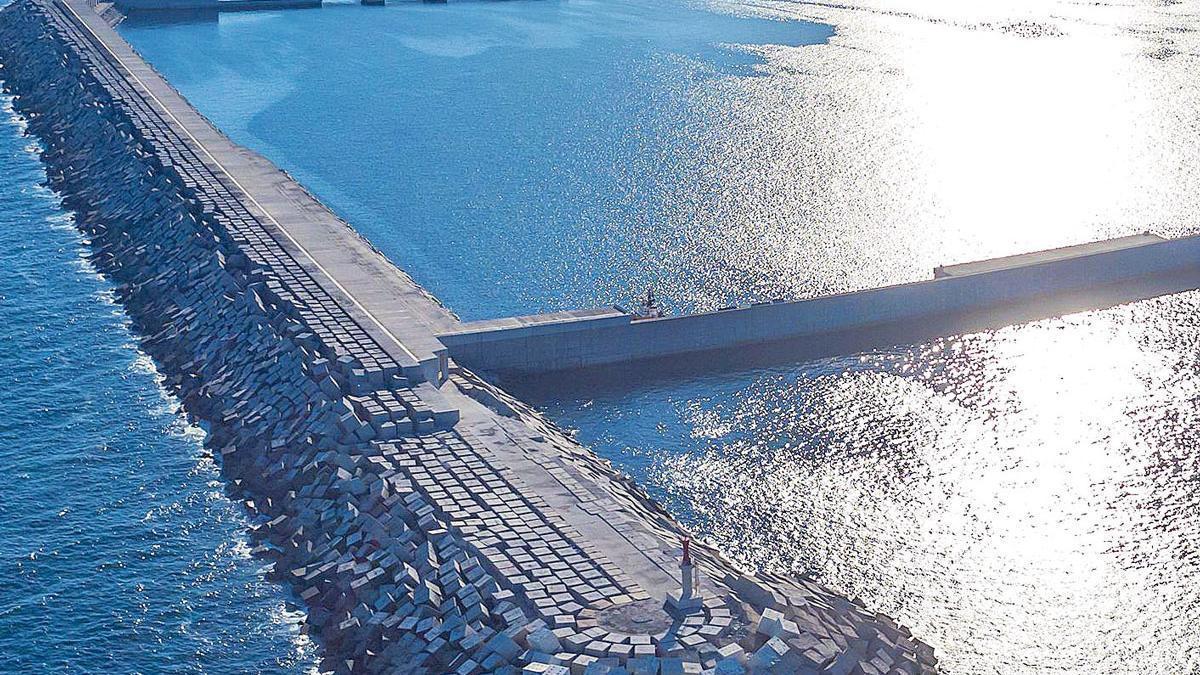 Puerto exterior de punta Langosteira.