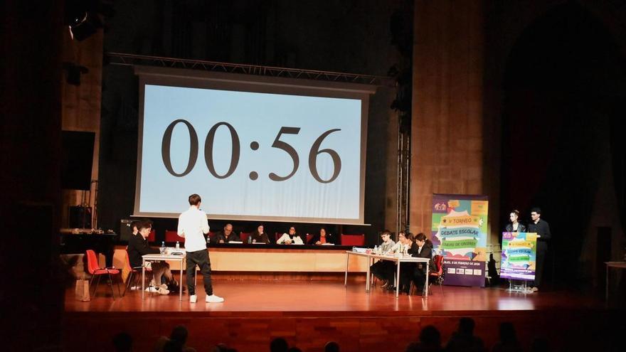 Fotogalería | El Complejo San Francisco acoge la fase final del Torneo de Debate Escolar de Cáceres