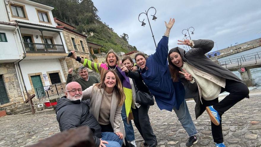 Ricardo Sanz, Dolores Fernández, Yolanda León, Esther Manzano, Macarena de Castro y Marina Arnillo, en Tazones.  Detrás del grupo, a la izquierda, aparece Celso Sánchez.