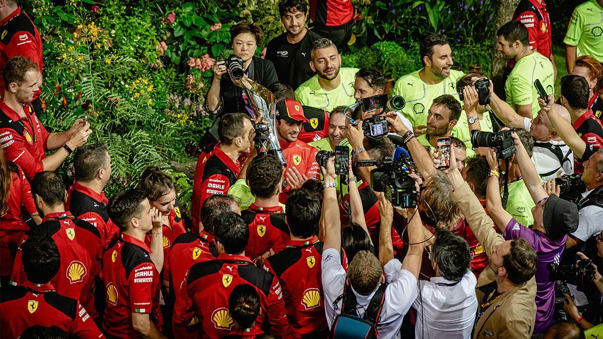 El equipo Ferrari celebra la victoria de Carlos Sainz en Singapur.