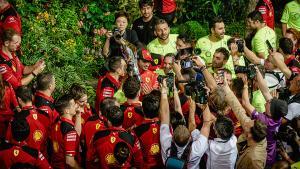 El equupo Ferrari celebra la victoria de Carlos Sainz en Singapur.