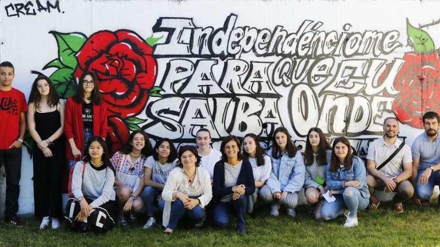 Los alumnos del instituto posan ante el mural dedicado a Xela Arias, ayer en Chapela. // Alba Villar