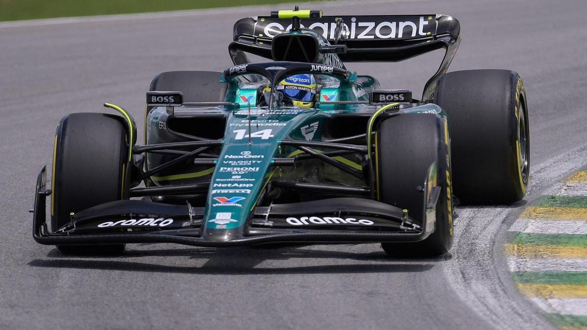 El Aston Martin de Fernando Alonso durante la carrera al sprint en Interlagos