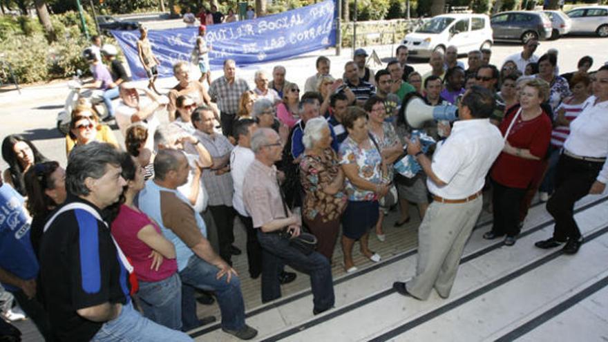 Jerónimo Núñez, presidente de los kiosqueros, se dirige a sus compañeros en la puerta del Ayuntamiento.