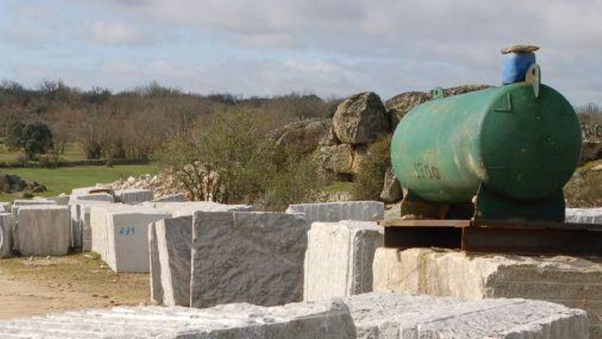 Bloques de granito extraídos en la cantera de Pasariegos.