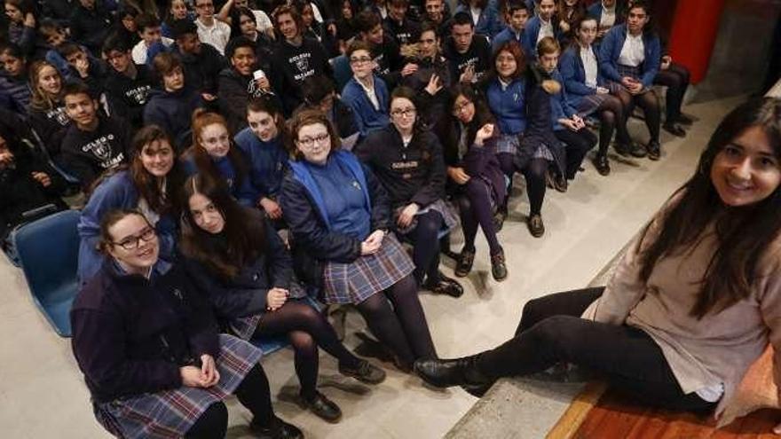 La escritora Inés Fernández, con los alumnos del colegio Nazaret.