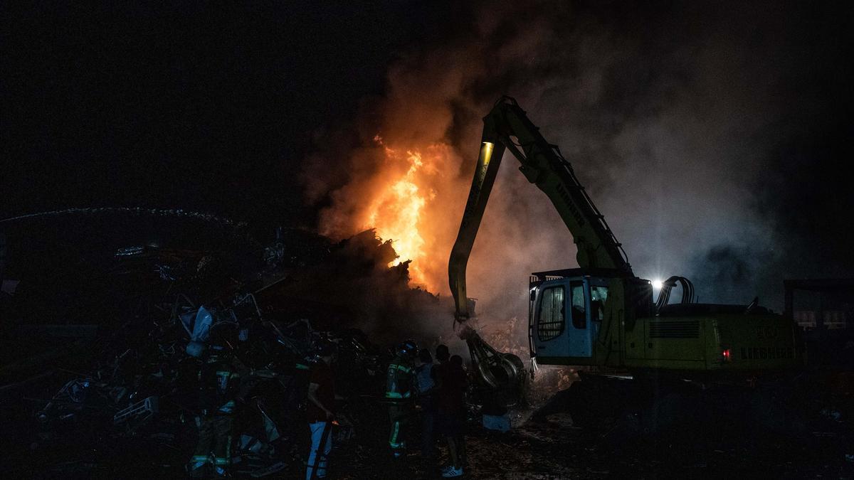 Declarado un fuego en el desguace de Ca Na Negreta