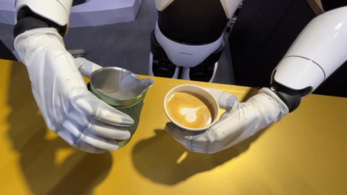 El robot que sirve café con el corazón de espuma.