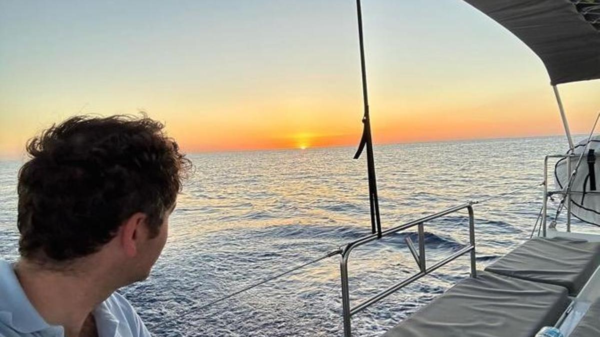 Teodoro García Egea contempla una puesta de sol en el Mediterráneo.