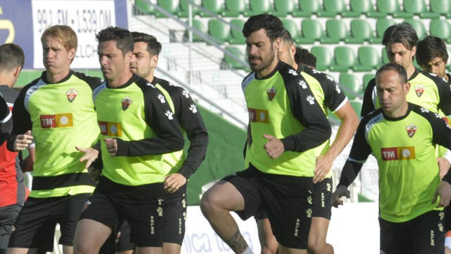 Un entrenamiento del Elche en el estadio Martínez Valero