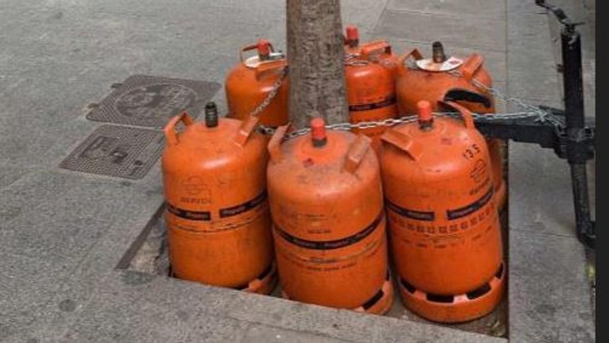 Seis bombonas de butano atadas a un árbol en la calle Sueca.