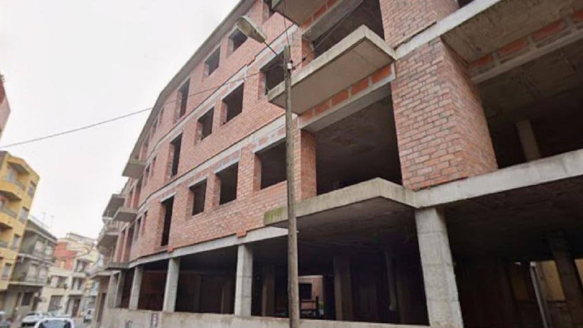 L'estructura de l'edifici inacabatdel 2010 a l'Eixample de Figueres