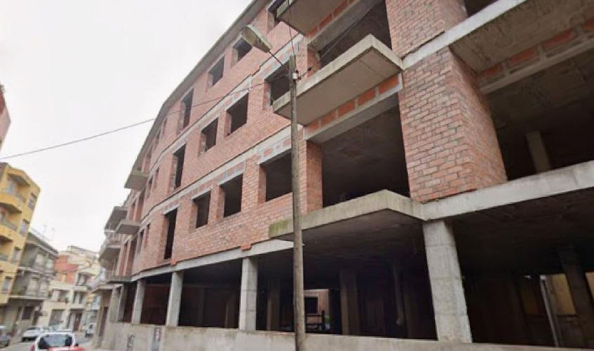 L'estructura de l'edifici inacabatdel 2010 a l'Eixample de Figueres