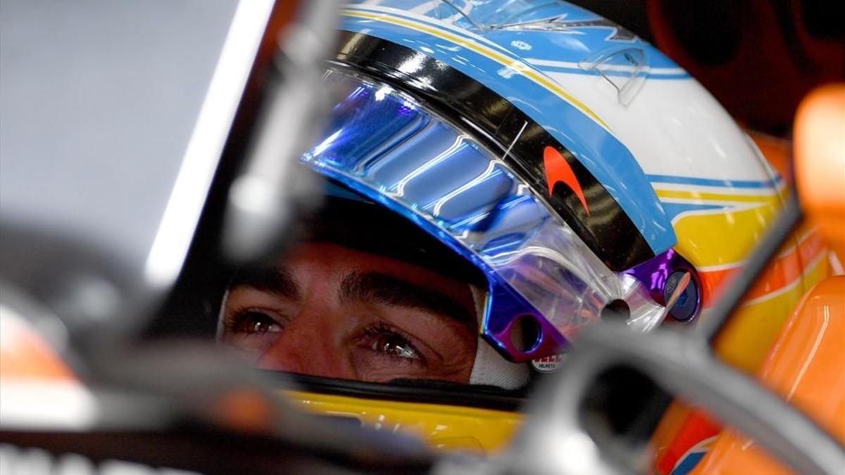 Fernando Alonso, en el cockpit de su McLaren-Honda en Bahrein