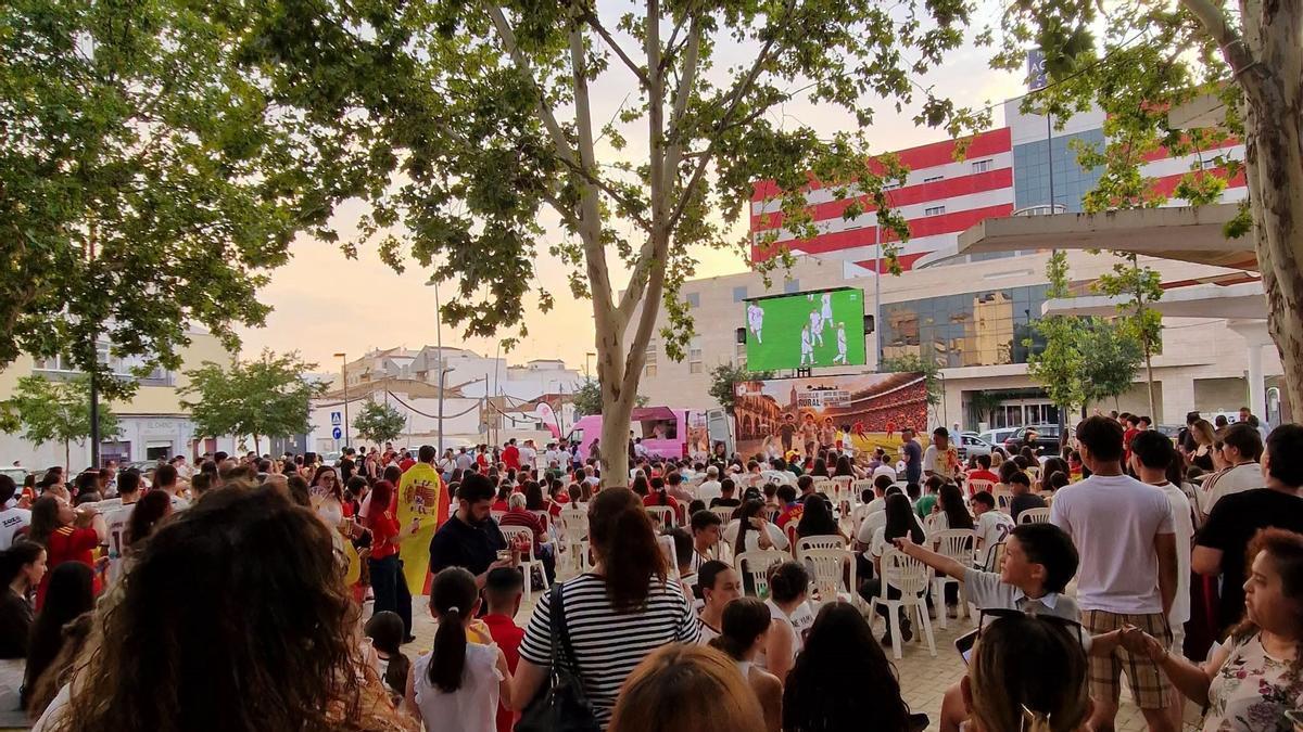 Pantalla instalada en el partido de octavos en plaza de Extremadura.