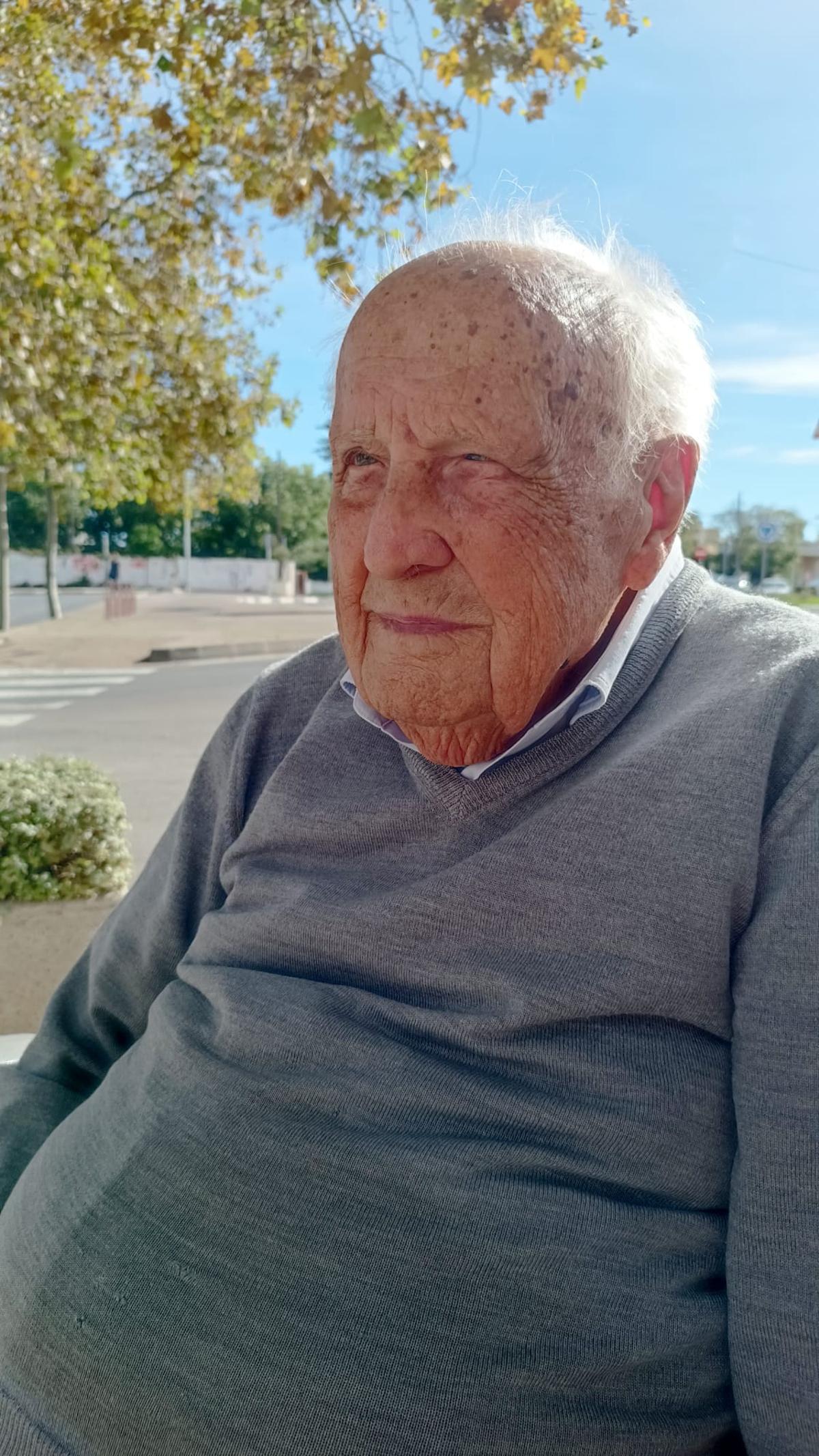 Es habitual ver a Gerardo por las calles y plazas de Benicàssim.