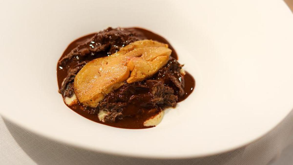 Guiso de judiones con liebre a la Royal.