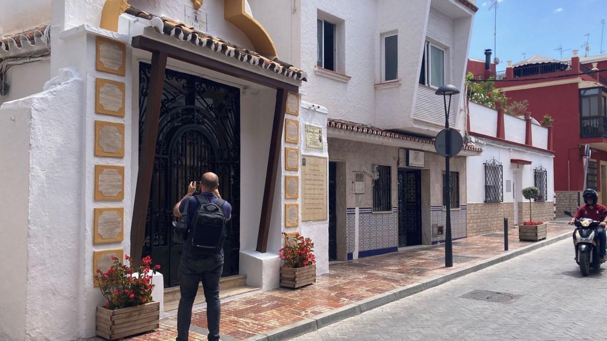 Un vecino toma una fotografía de la Cruz de Humilladero, ubicada en la calle Málaga. | L.O.