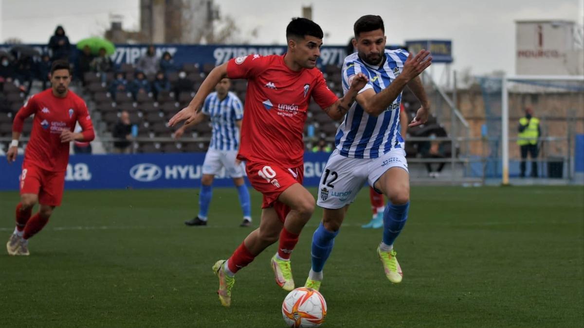 Andy Escudero intenta irse por velocidad de Luca Ferrone en el Estadio Balear de Palma.