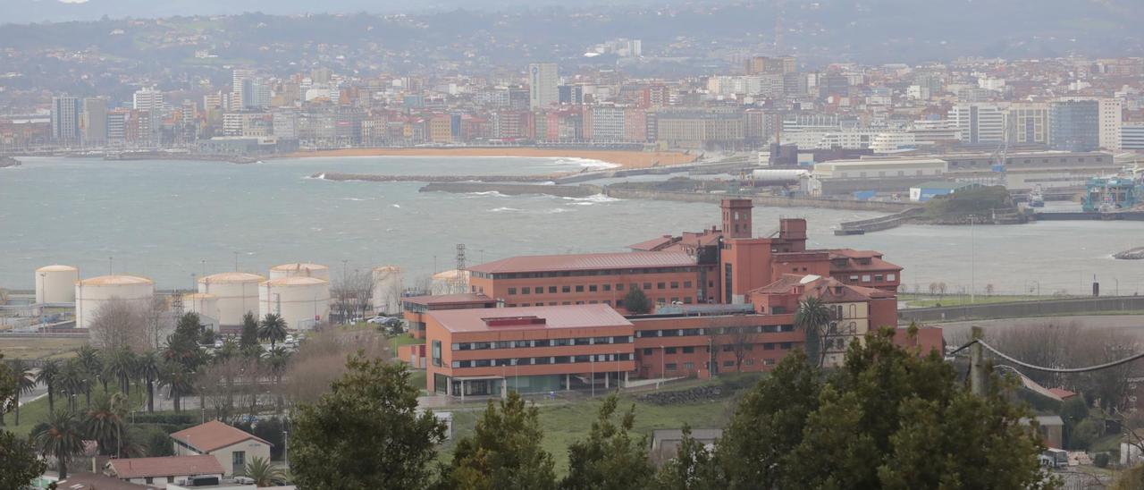 Vista del Hospital de Jove, ayer, con Gijón al fondo.