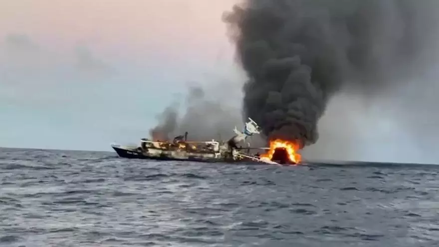 El atunero ecuatoriano Don Igilio naufragó ayer con 25 personas a bordo tras sufrir un incendio