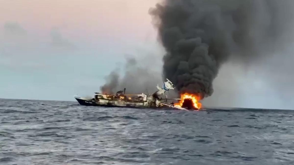 El atunero ecuatoriano Don Igilio naufragó ayer con 25 personas a bordo tras sufrir un incendio