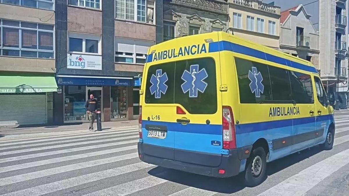 Una ambulancia del 061 a su paso por Cangas.