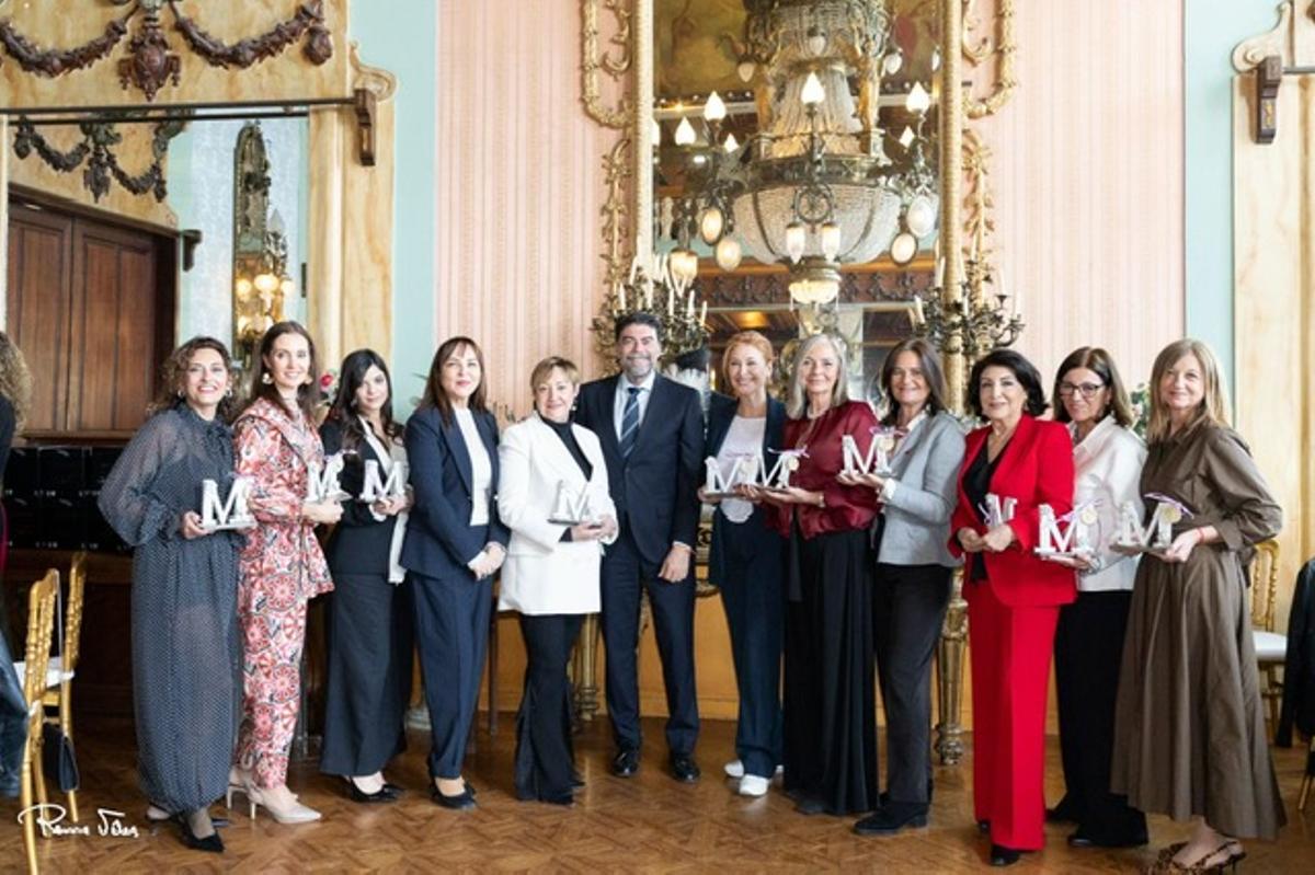Las premiadas del Aula de la Mujer 2026, junto a Lola Peña y el alcalde de Alicante.