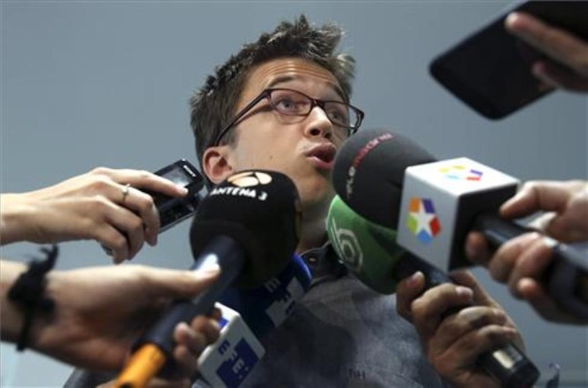 Imatge d’arxiu d’Iñigo Errejón atenent els mitjans. Imatge d’arxiu d’Iñigo Errejón atenent els mitjans.
