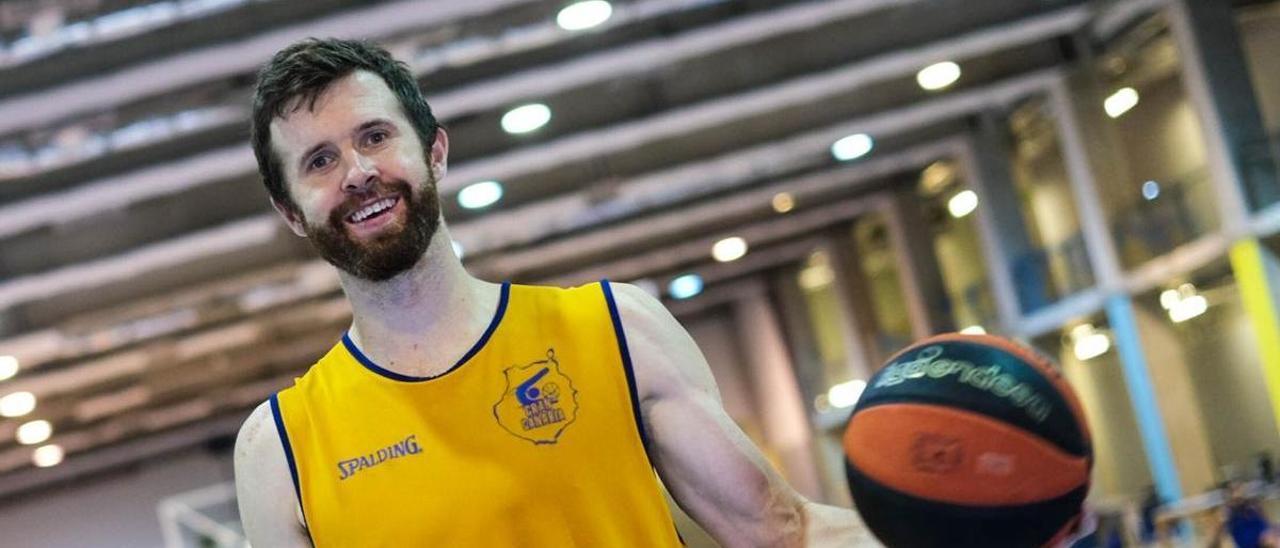 John Shurna posa sonriente tras el entrenamiento de ayer por la mañana en la sala club del Arena