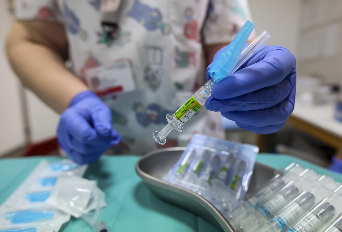 Preparación de vacunas contra la gripe en uno de los puntos de inmunización sin cita de Alicante.
