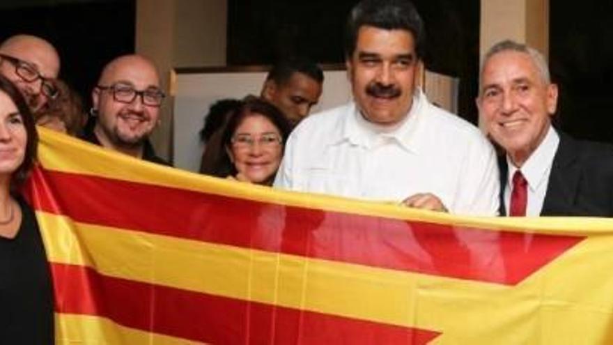 Maduro es fotografia amb una bandera estelada catalana