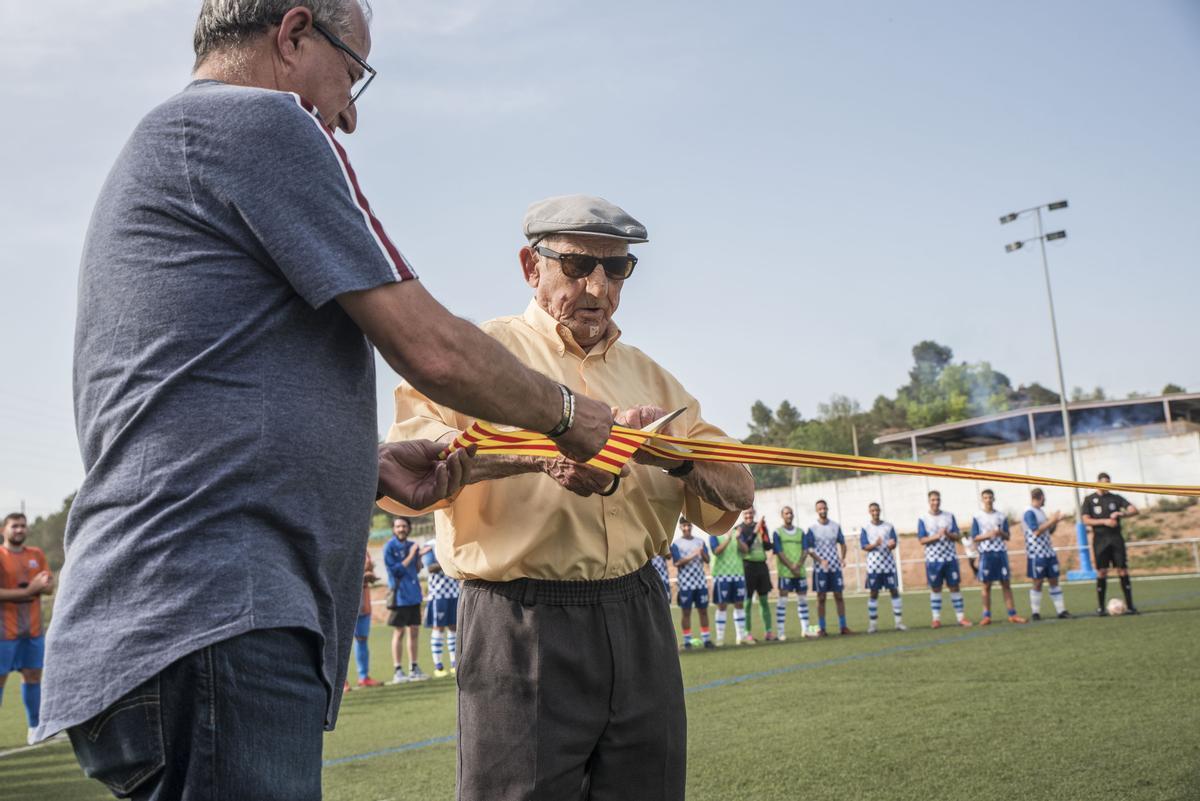 Manuel Román Pozo va tallar la cinta amb la qual simbòlicament es va inaugurar la gespa artificial del camp de futbol municipal Pare Ignasi Puig