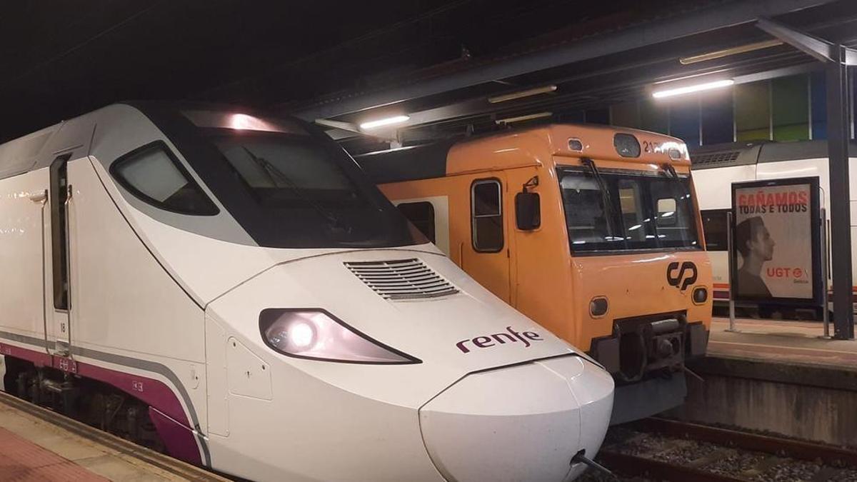 Un tren Alvia de Renfe en la estación de Vigo-Guixar junto al Tren Celta de Comboios de Portugal.