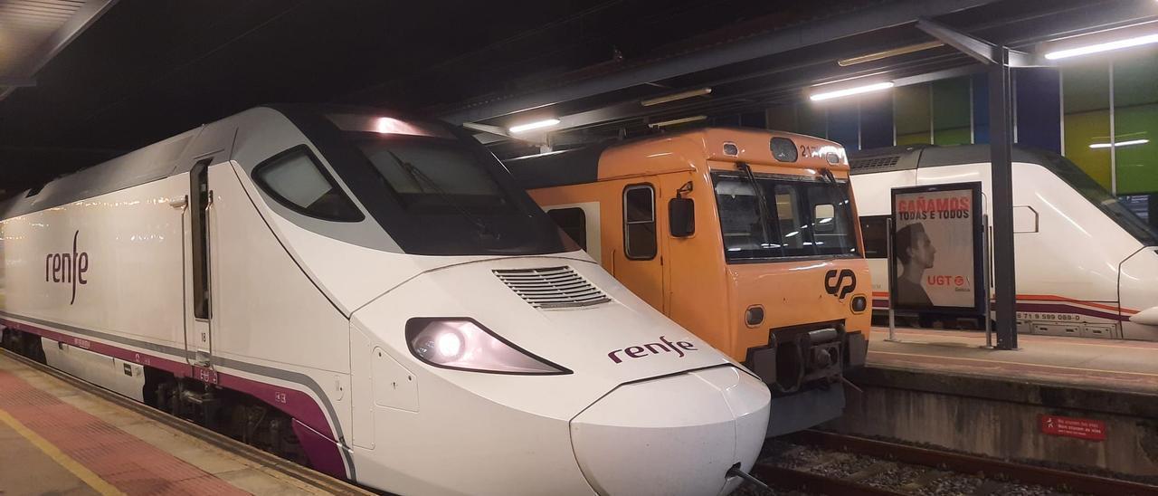 Un tren Alvia de Renfe en la estación de Vigo-Guixar junto al Tren Celta de Comboios de Portugal.