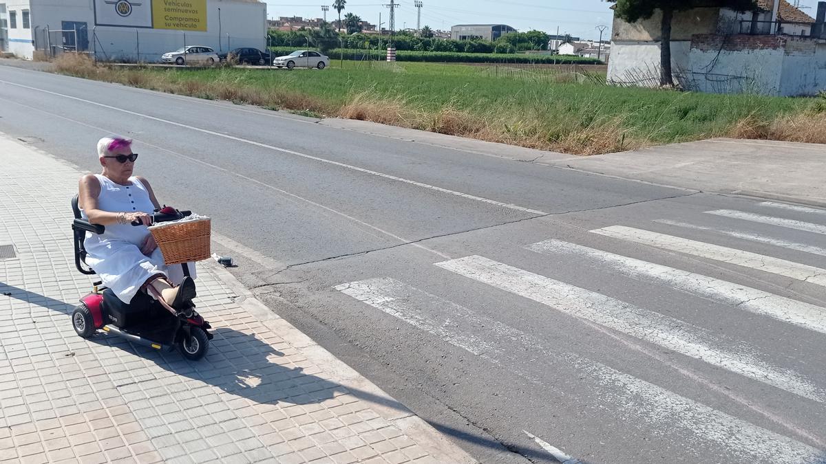 Maribel no puede bajar con su silla de ruedas la acera porque no está rebajada cota cero.