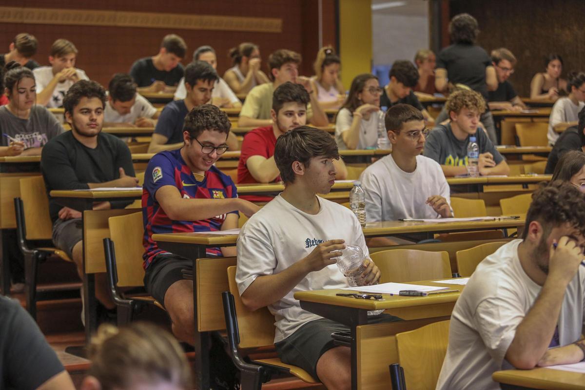 Jóvenes en una pasada Selectividad en el campus de Elche