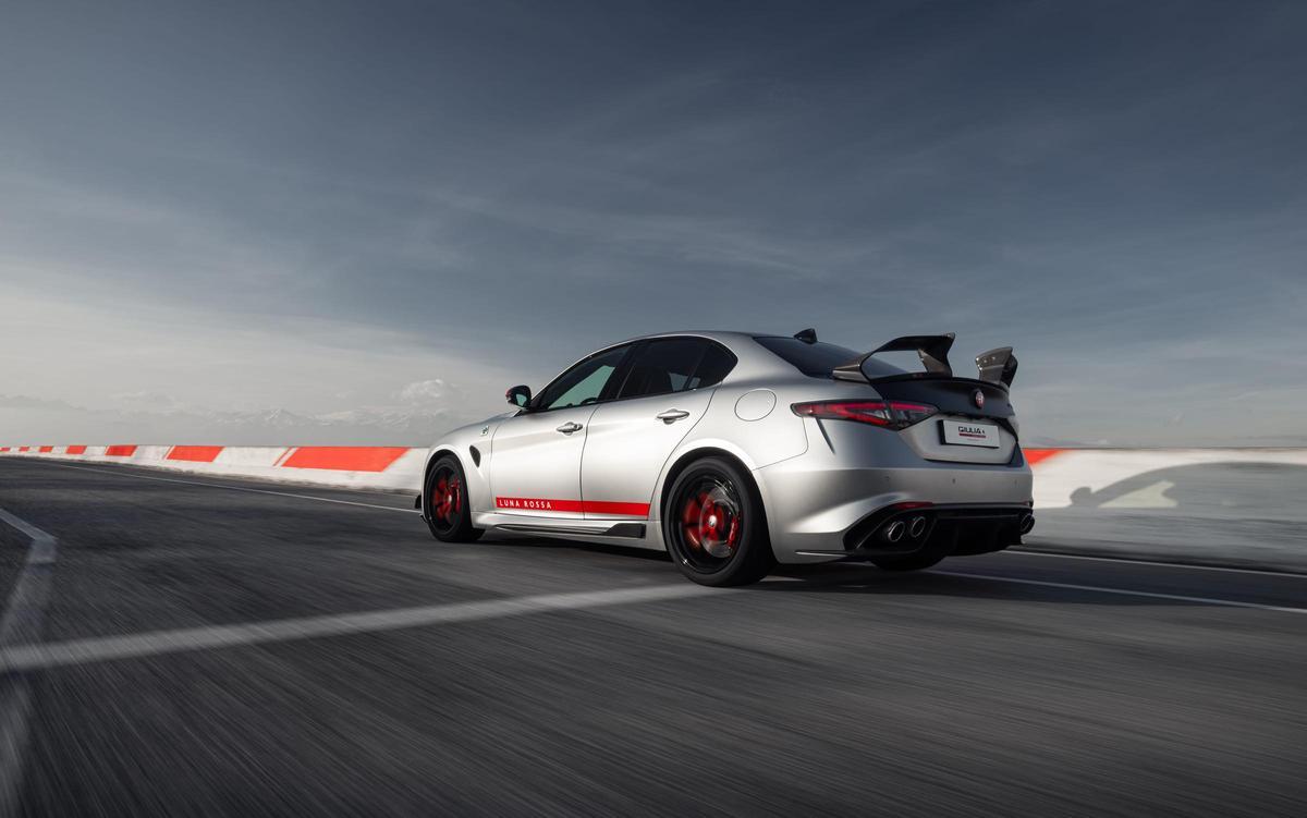 Según los datos técnicos facilitados, es el Quadrifoglio más radical fabricado hasta la fecha gracias a un paquete aerodinámico de baja resistencia que es capaz de generar cinco veces más carga que el modelo de serie