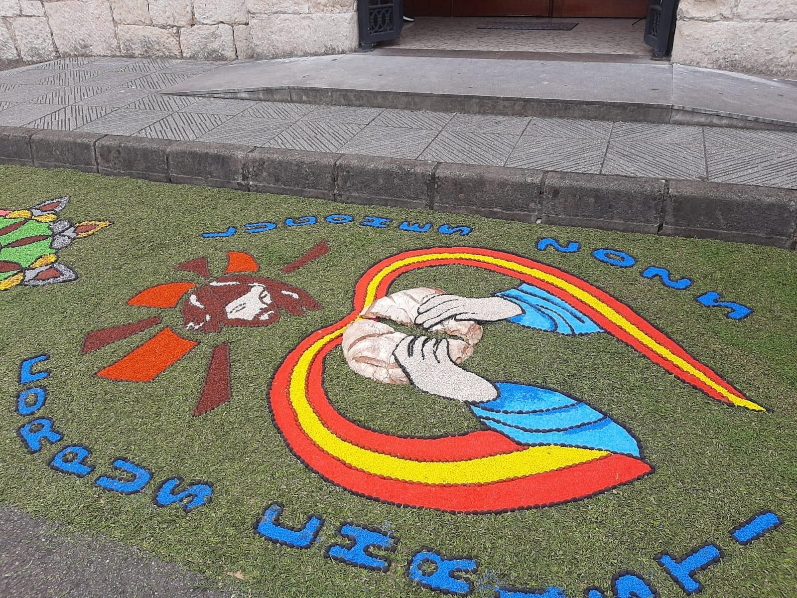 Cientos de personas festejan el Corpus en Lugones: la procesión y las alfombras, en imágenes