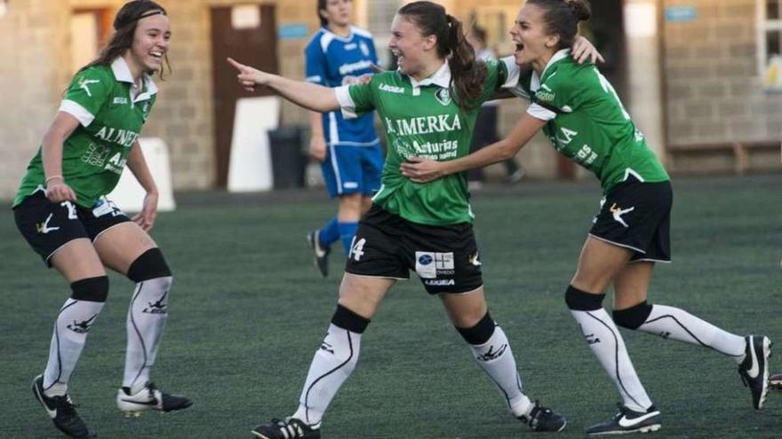 Henar (izquierda) y Yoli (derecha) felicitan a Celia tras lograr el primer gol del partido.